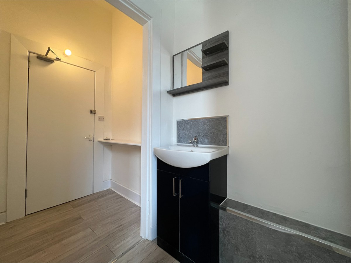 Flat 1-1, Partick, Glasgow