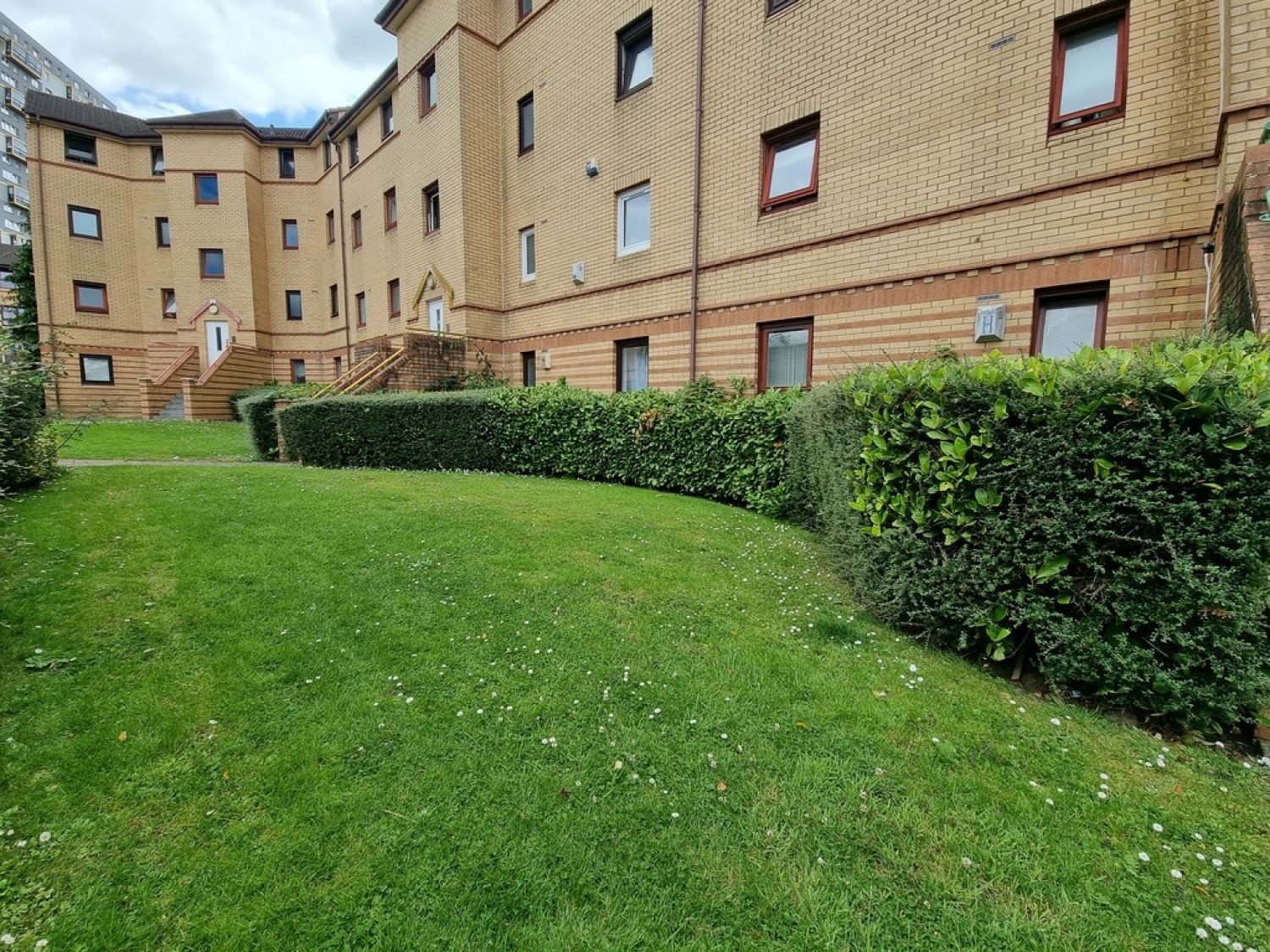 North Woodside Road, Woodside