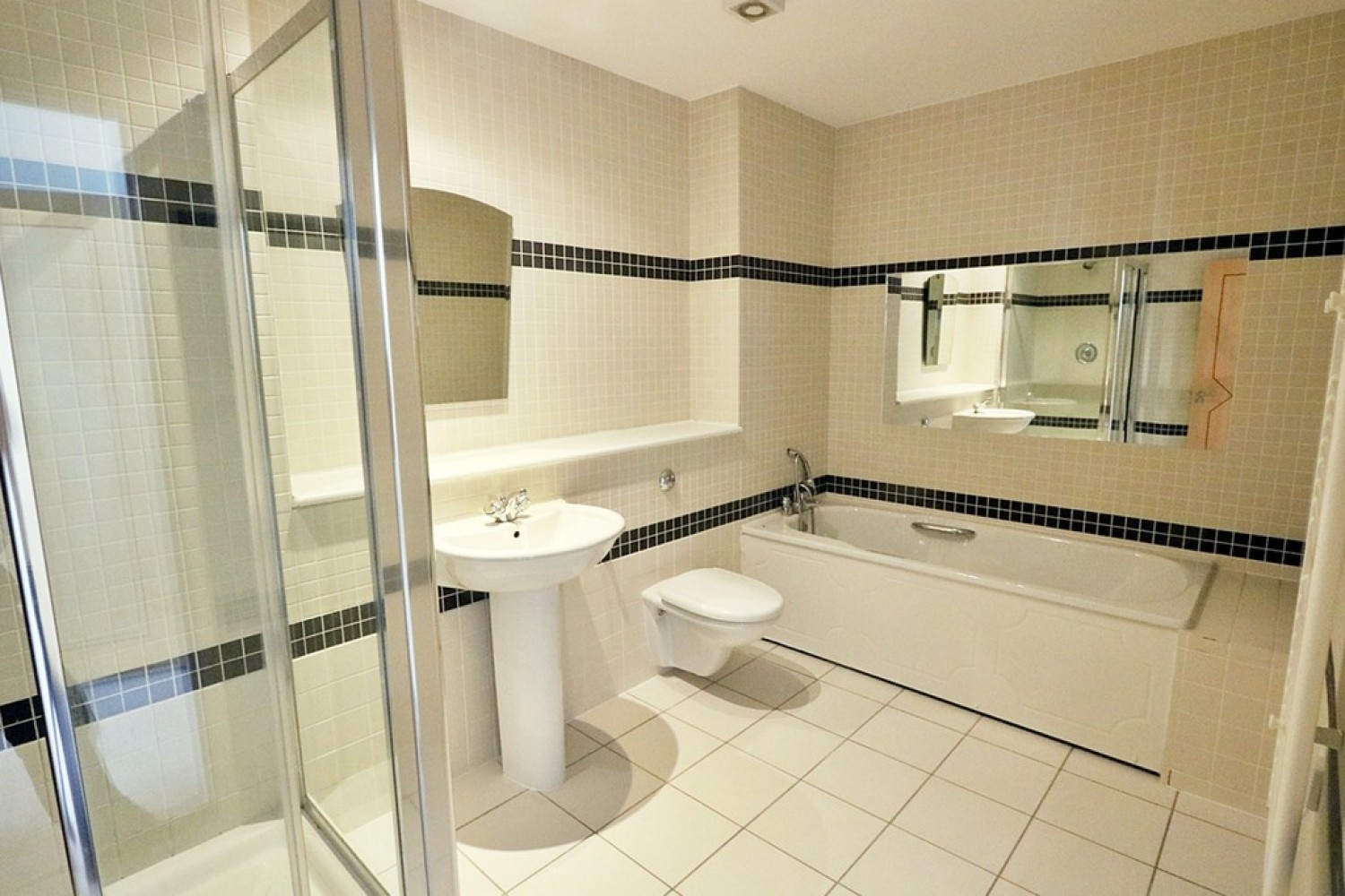 3 bedroom Flat for Letting Landmark Place, Churchill Way