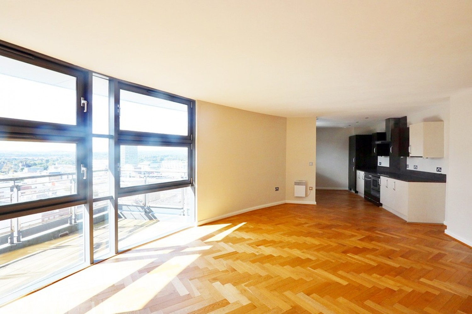 3 bedroom Flat for Letting Landmark Place, Churchill Way