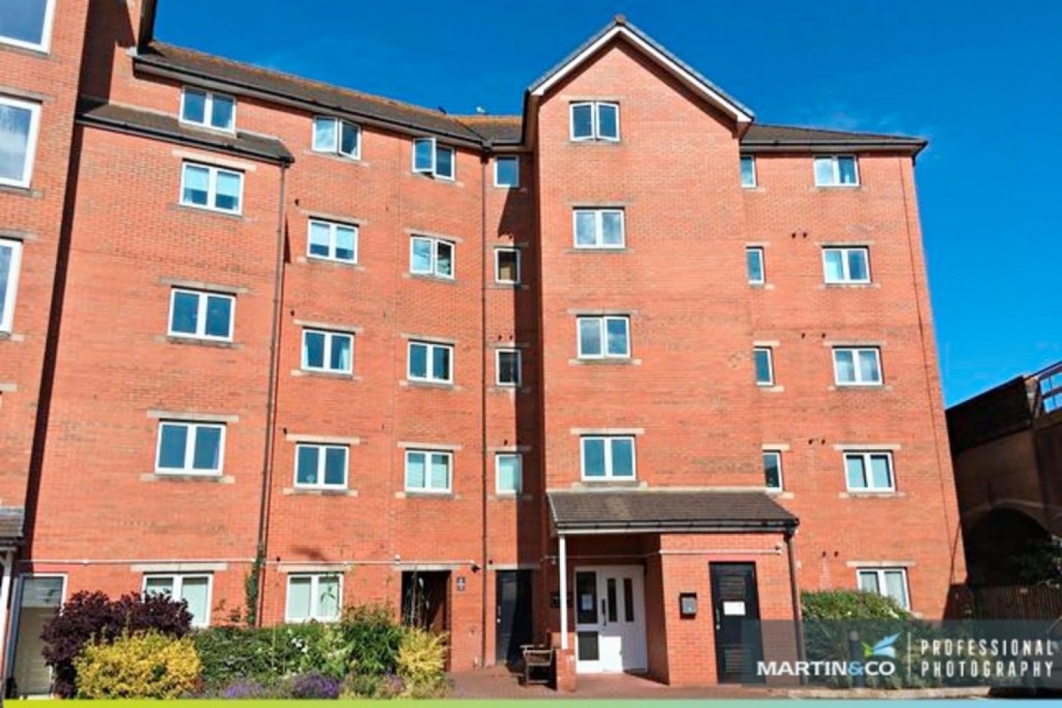 2 bedroom Flat for Letting Century Court, Taffs Mead Embankment,