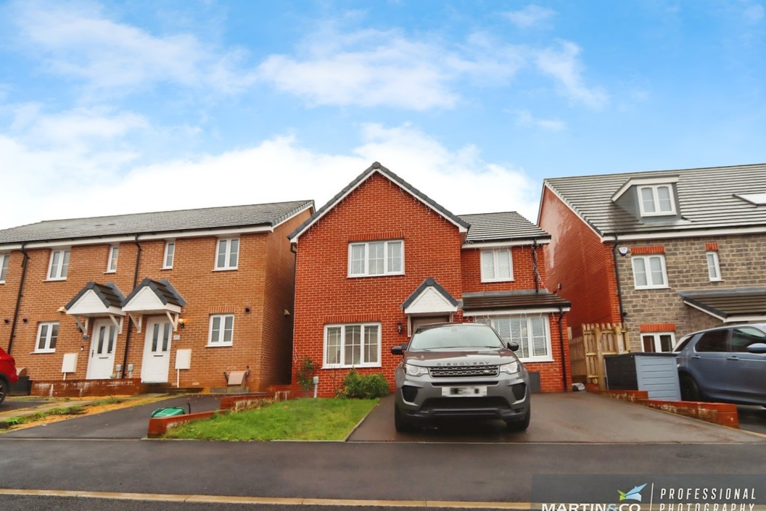 4 bedroom House in Heol Y Gylfinir, Llanilid