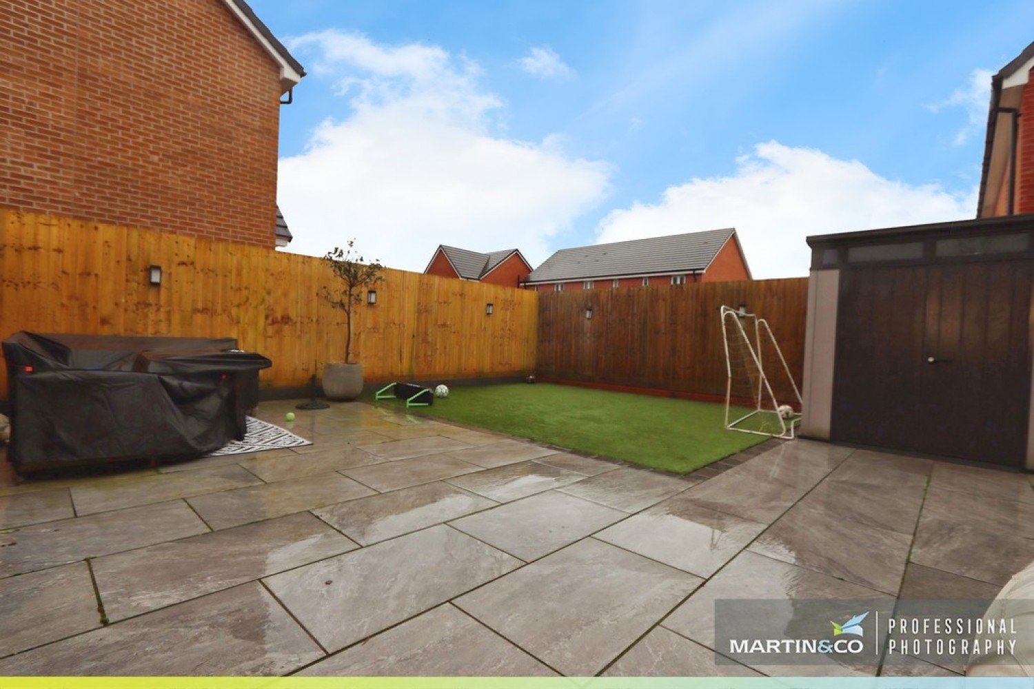 4 bedroom House in Heol Y Gylfinir, Llanilid