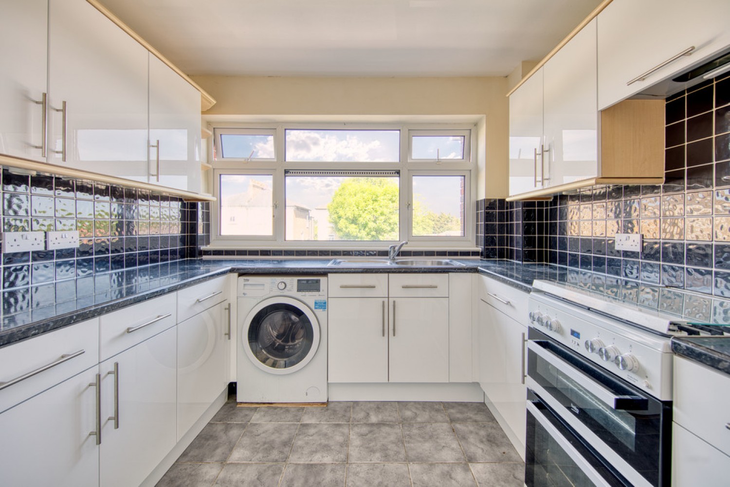 2 bedroom Flat for Letting Chelston Court, Grosvenor Road