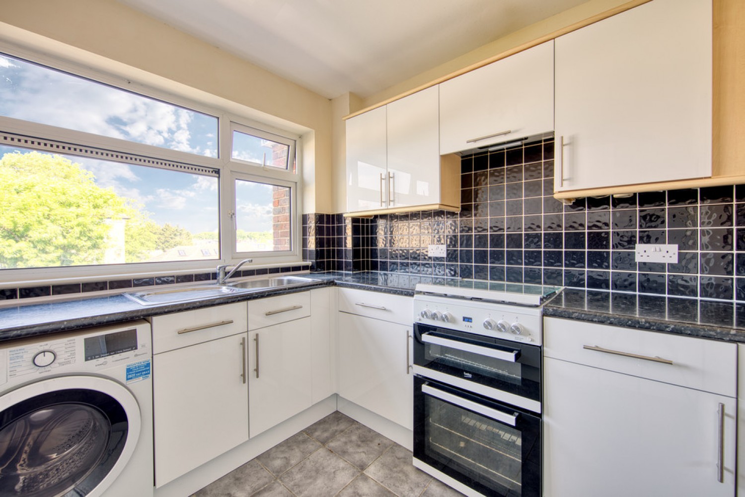 2 bedroom Flat for Letting Chelston Court, Grosvenor Road