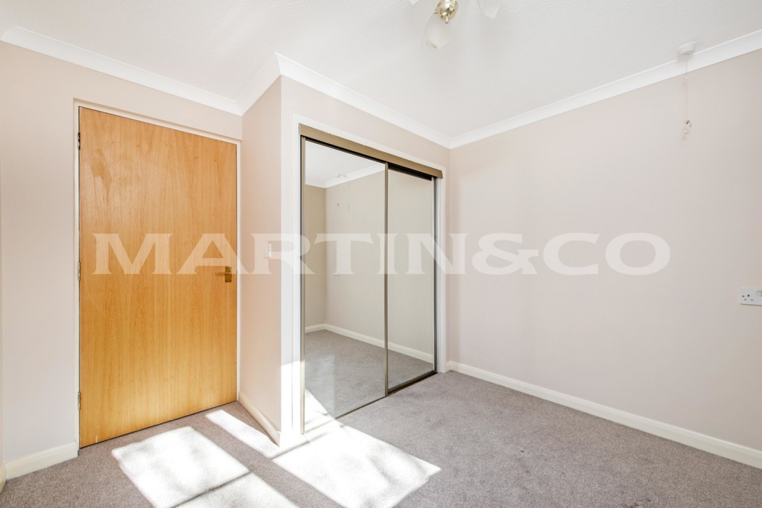 2 bedroom Flat for Sale Westminster Court, Wanstead