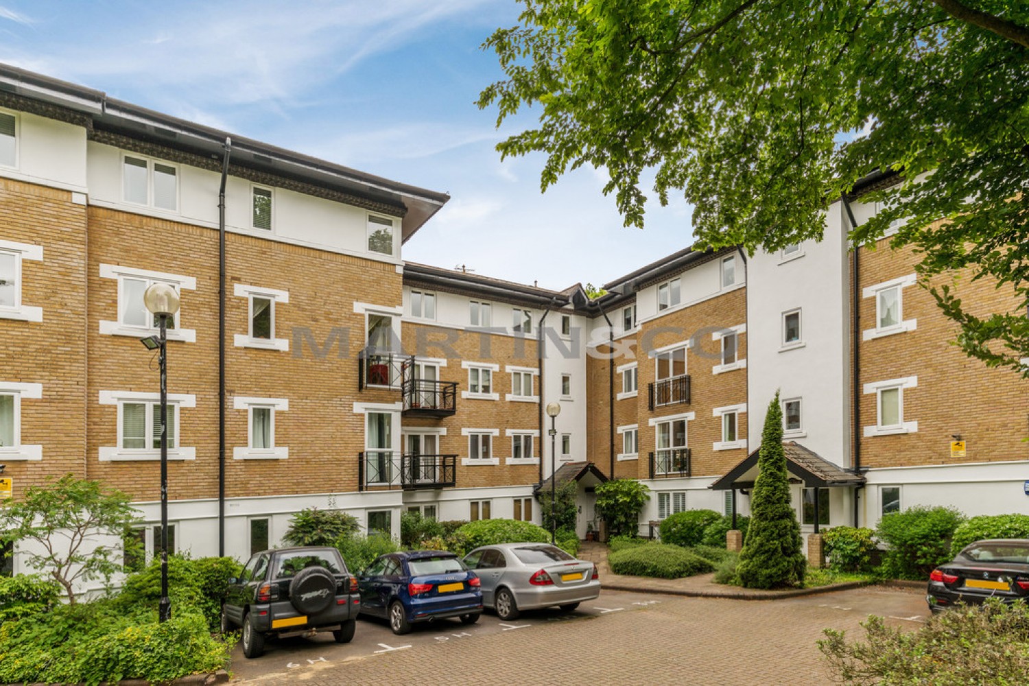 2 bedroom Flat for Sale Dickens Court, Wanstead
