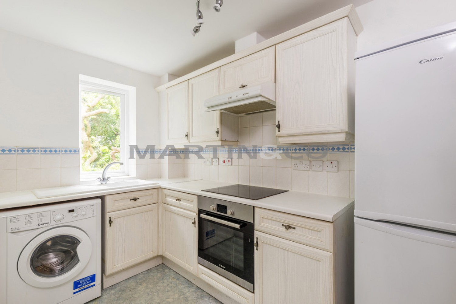 2 bedroom Flat for Sale Dickens Court, Wanstead