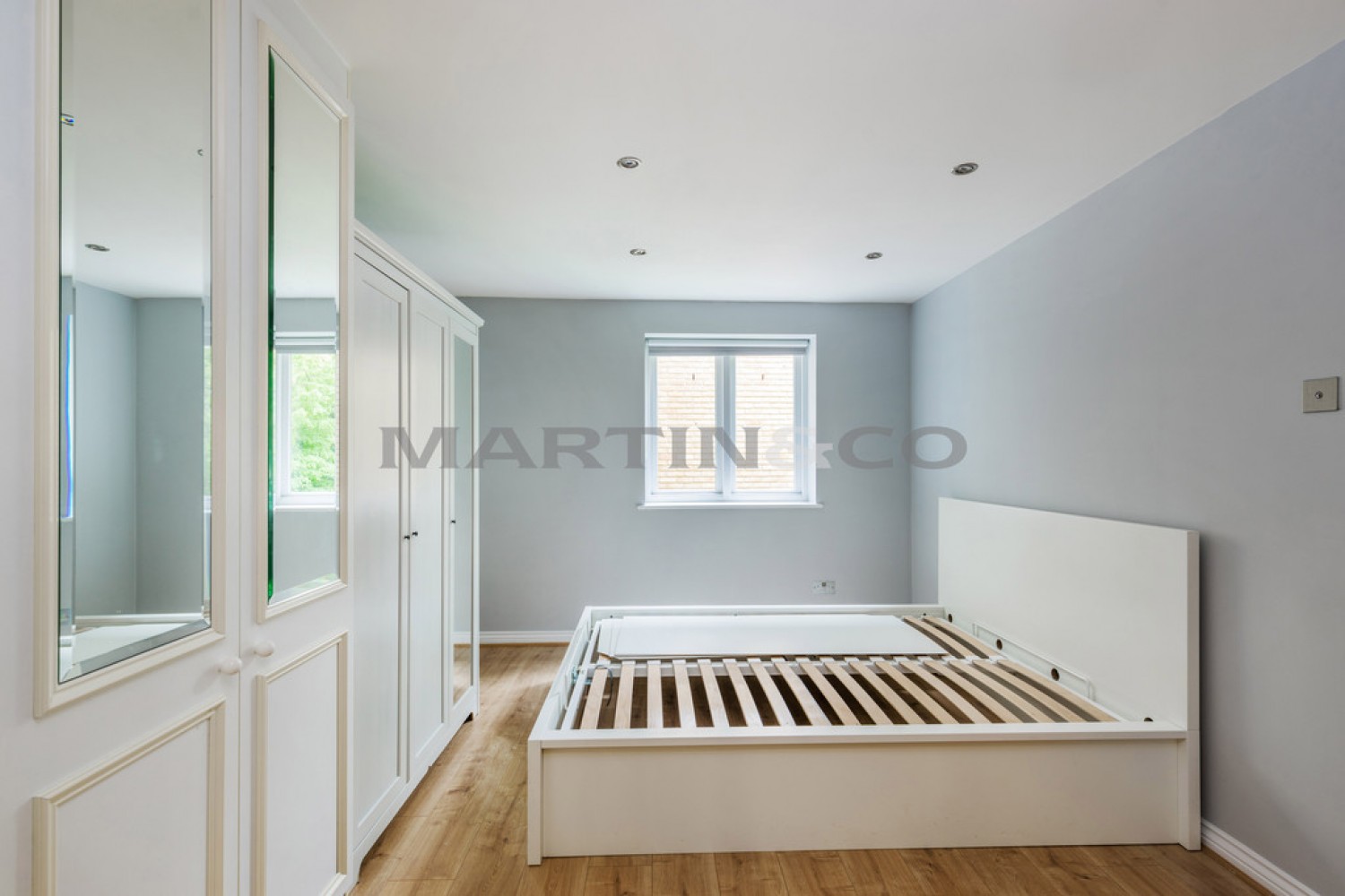 2 bedroom Flat for Sale Dickens Court, Wanstead
