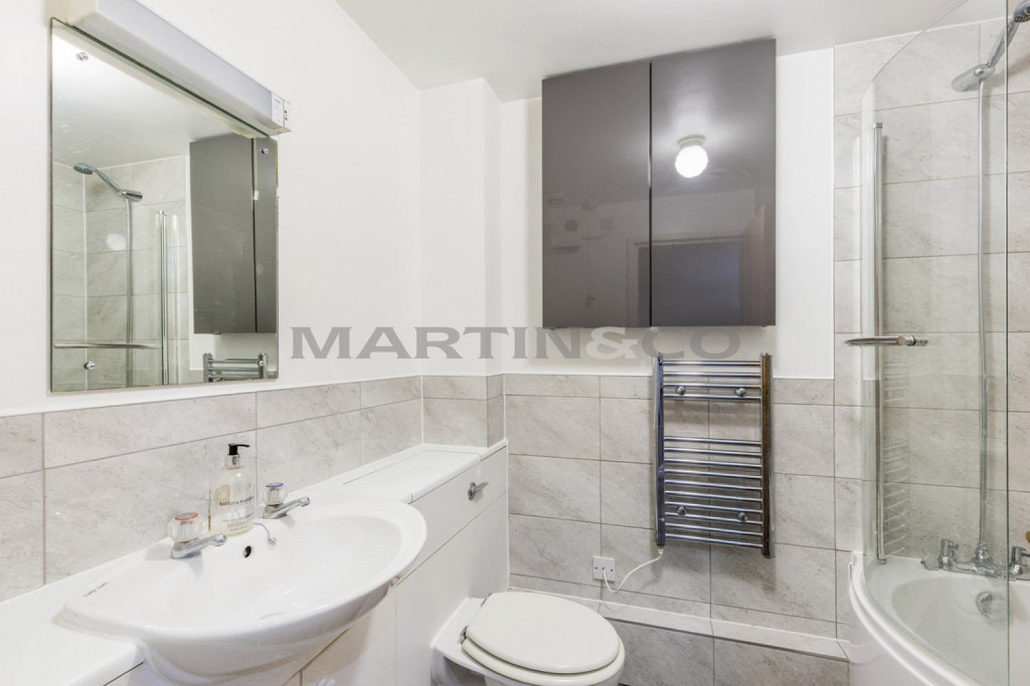 2 bedroom Flat for Sale Dickens Court, Wanstead