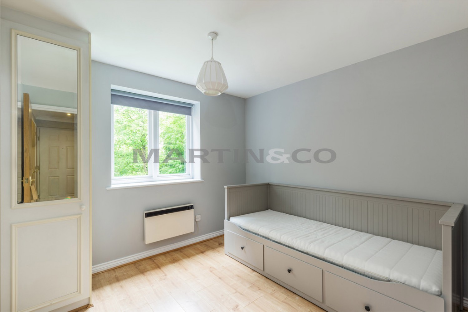 2 bedroom Flat for Sale Dickens Court, Wanstead