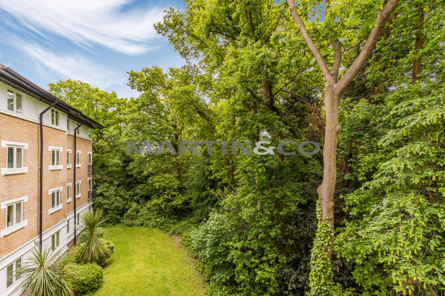 2 bedroom Flat for Sale Dickens Court, Wanstead