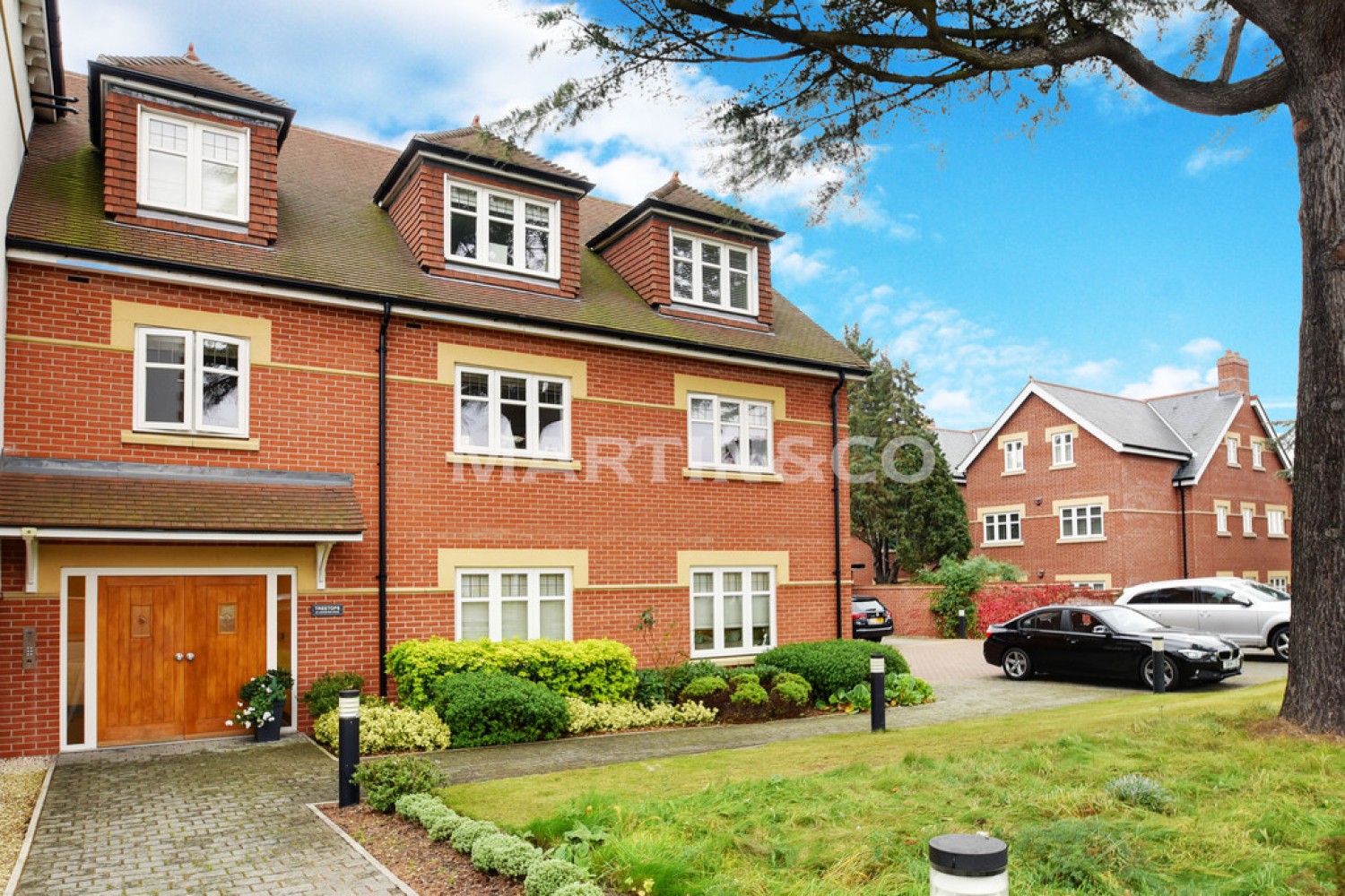 2 bedroom Flat for Sale Treetops, High Cedars