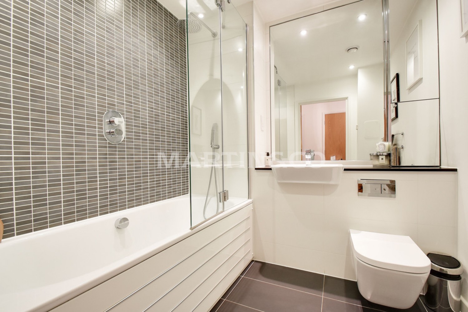 2 bedroom Flat for Sale Treetops, High Cedars