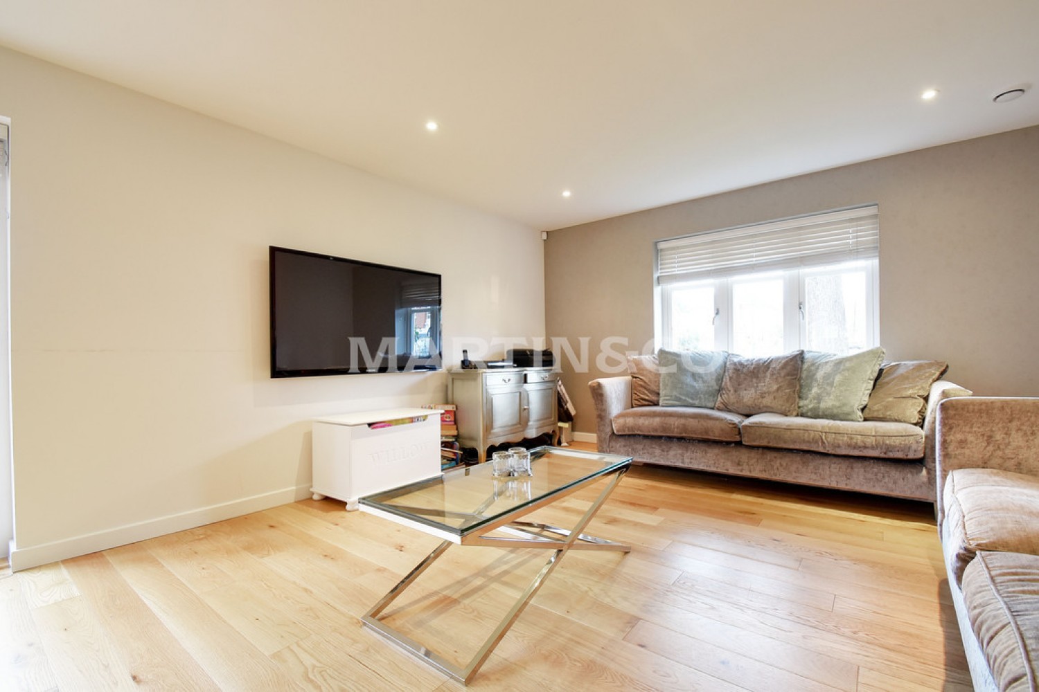 2 bedroom Flat for Sale Treetops, High Cedars