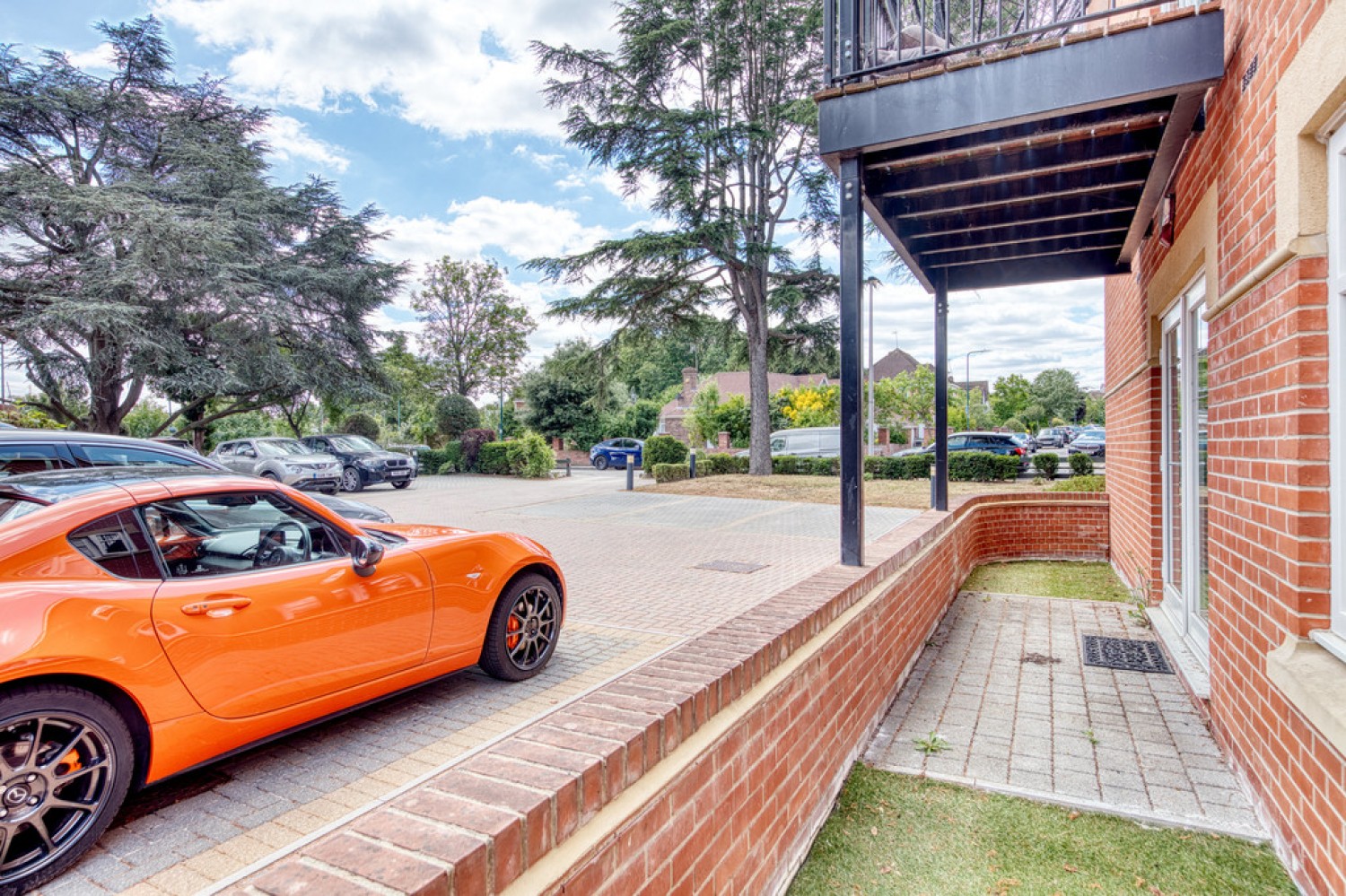 2 bedroom Flat for Sale Treetops, High Cedars