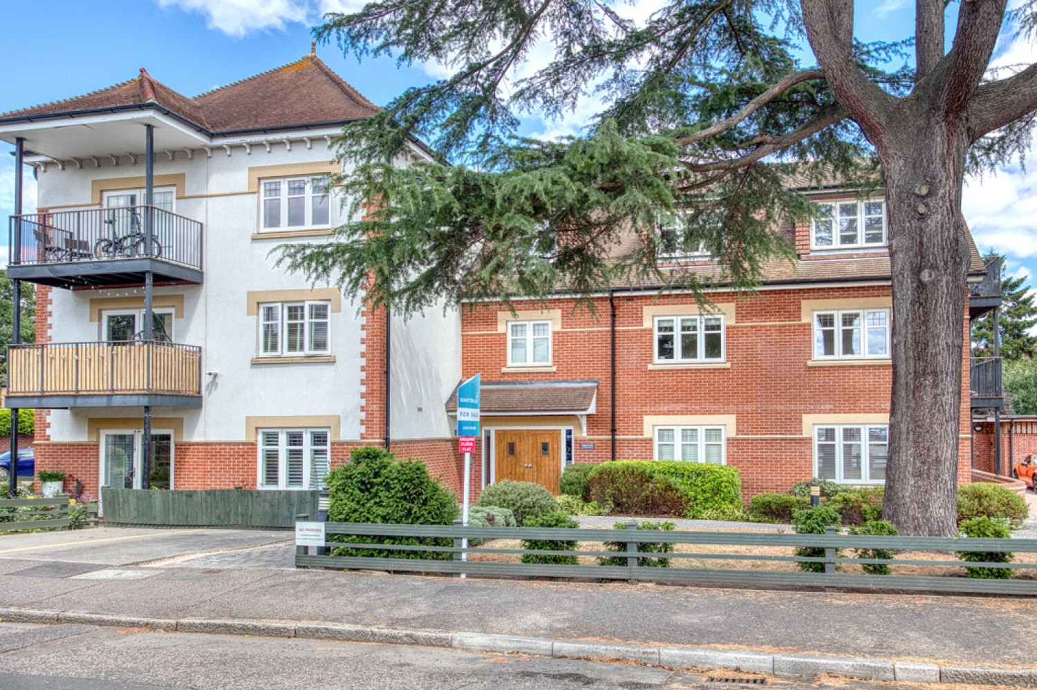 2 bedroom Flat for Sale Treetops, High Cedars