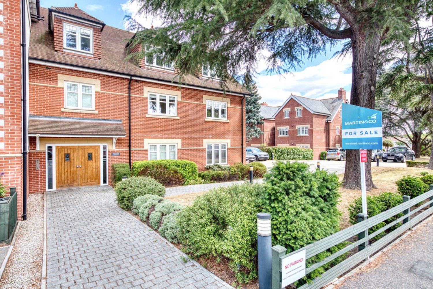 2 bedroom Flat for Sale Treetops, High Cedars