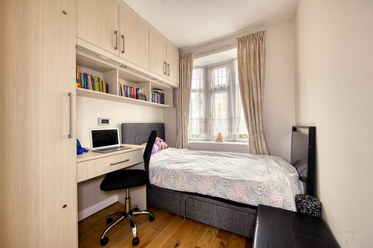 Stradbroke Grove, Clayhall