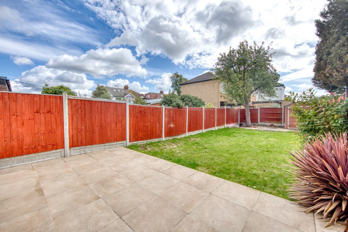 Stradbroke Grove, Clayhall