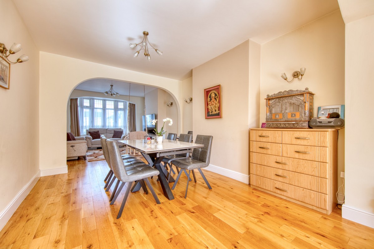 Stradbroke Grove, Clayhall