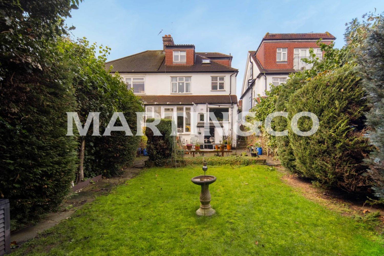 5 bedroom House in Elm Close