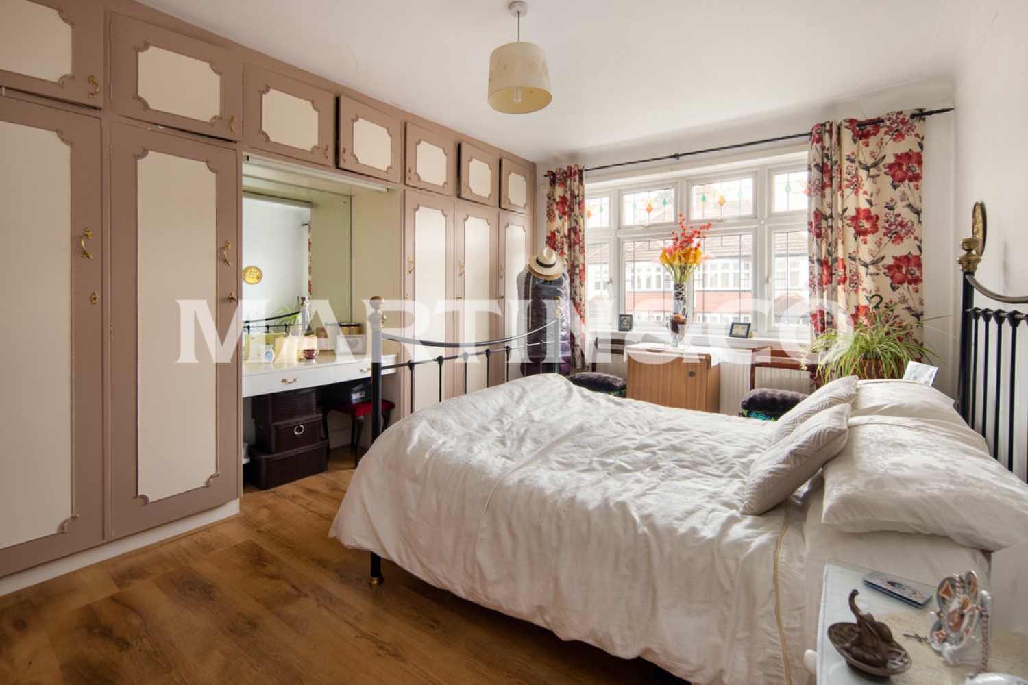 5 bedroom House in Elm Close