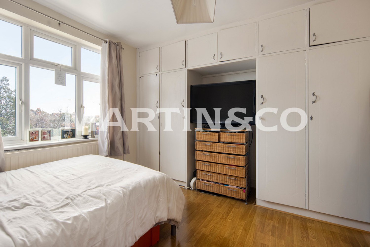 5 bedroom House in Elm Close