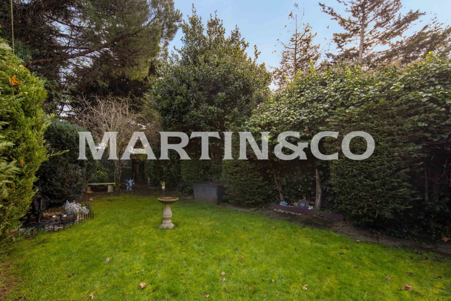 5 bedroom House in Elm Close