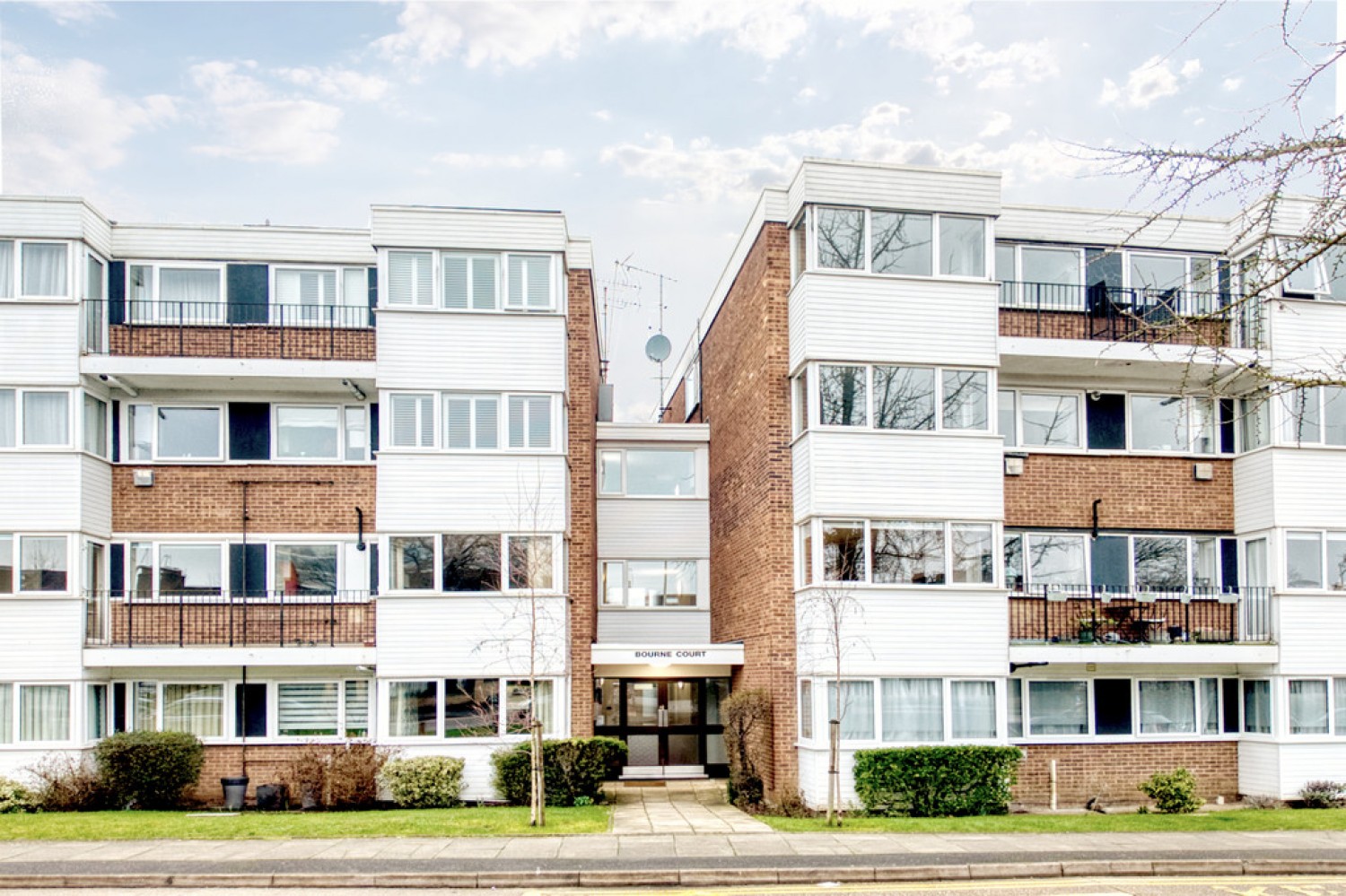 2 bedroom Flat in Bourne Court, Wanstead