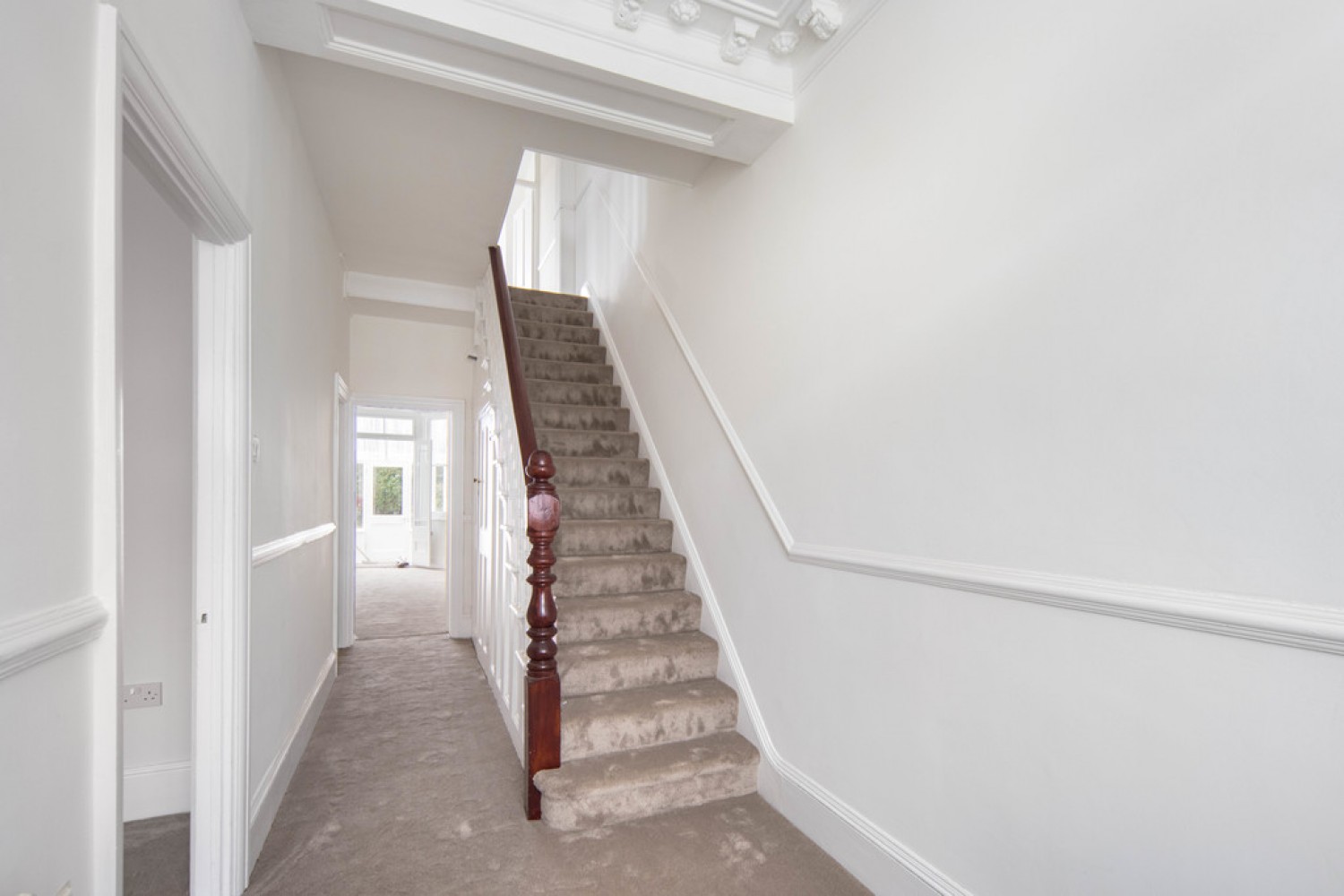 3 bedroom House for Sale Clavering Road, Aldersbrook
