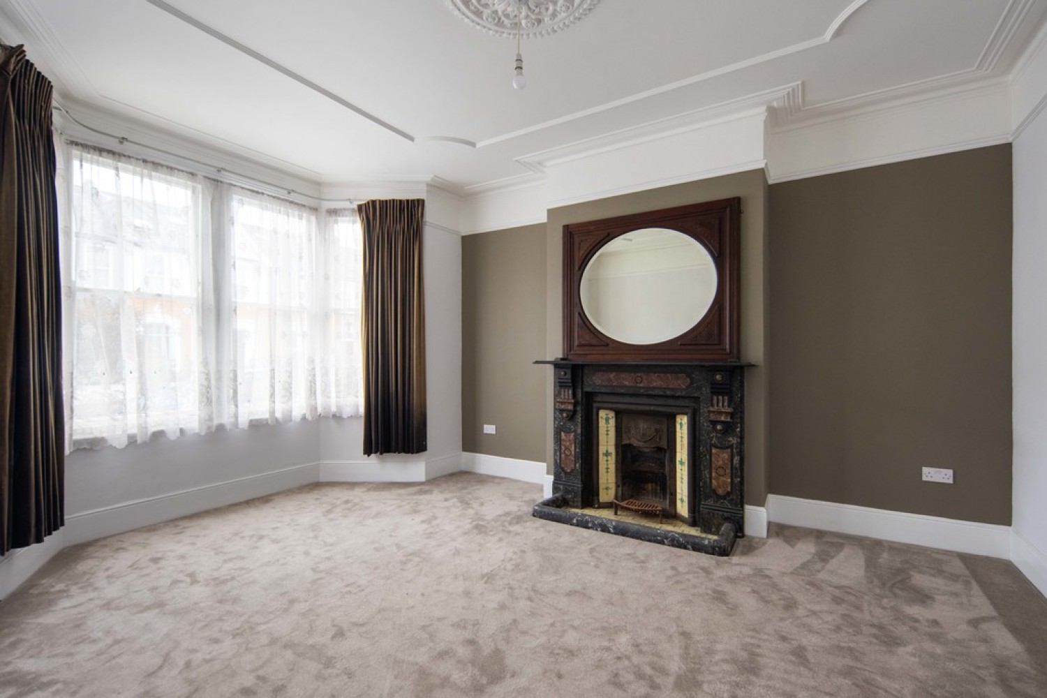 3 bedroom House for Sale Clavering Road, Aldersbrook