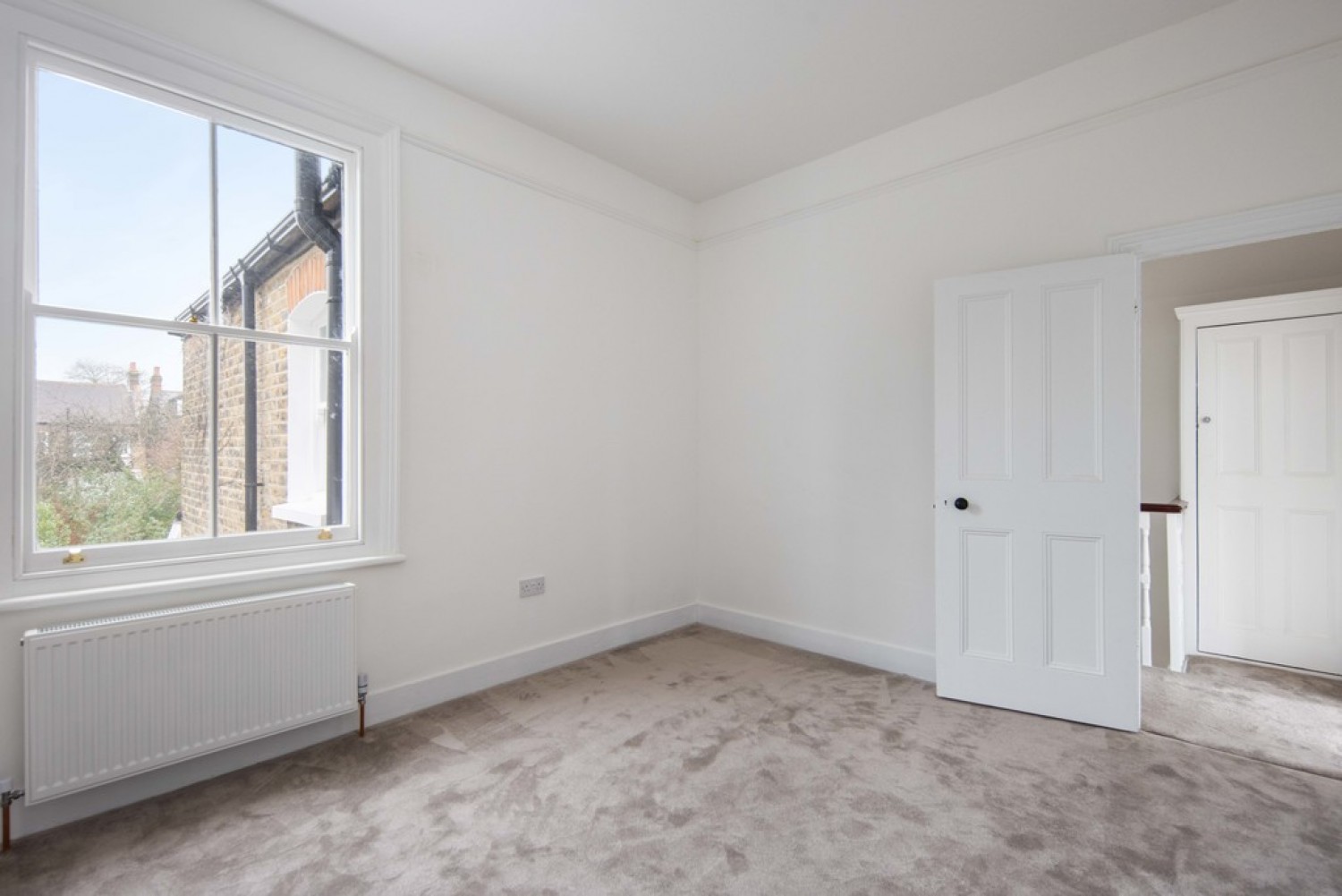 3 bedroom House for Sale Clavering Road, Aldersbrook