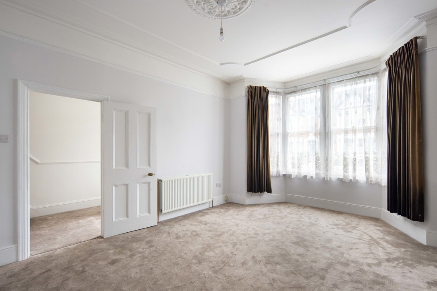3 bedroom House for Sale Clavering Road, Aldersbrook