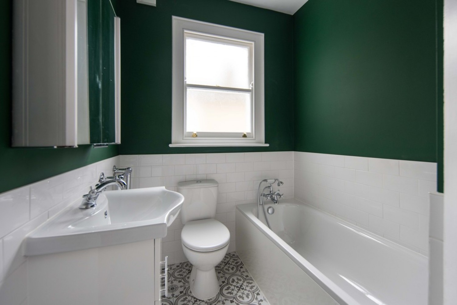 3 bedroom House for Sale Clavering Road, Aldersbrook