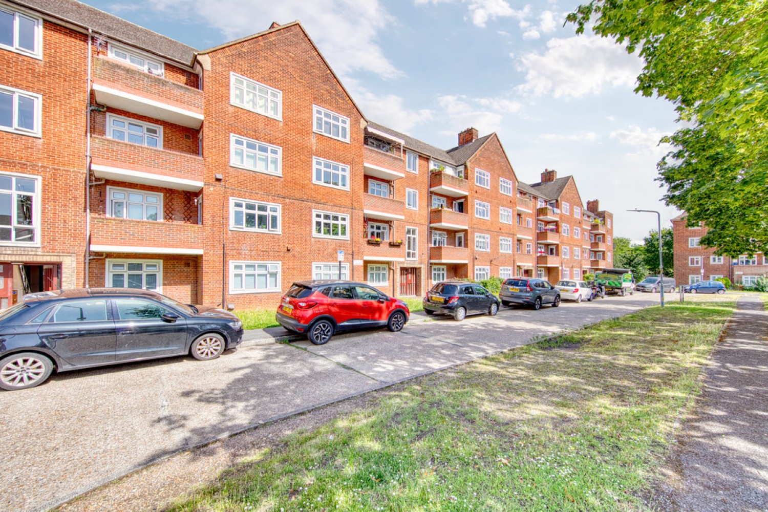 2 bedroom Flat for Sale Althorne Gardens, South Woodford
