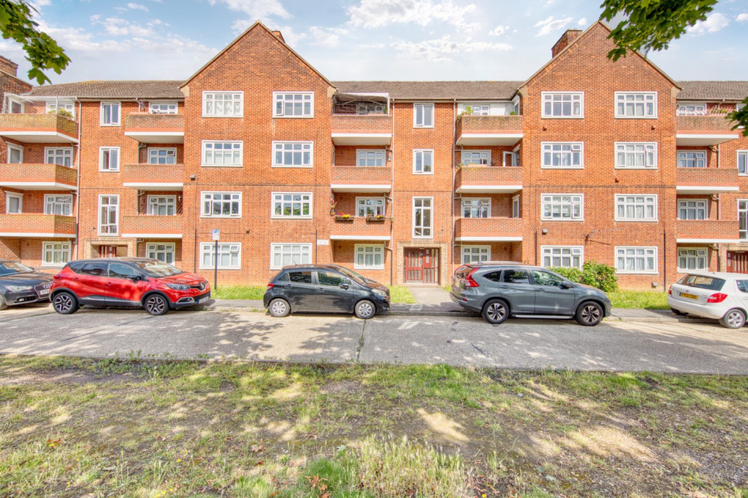 2 bedroom Flat for Sale Althorne Gardens, South Woodford