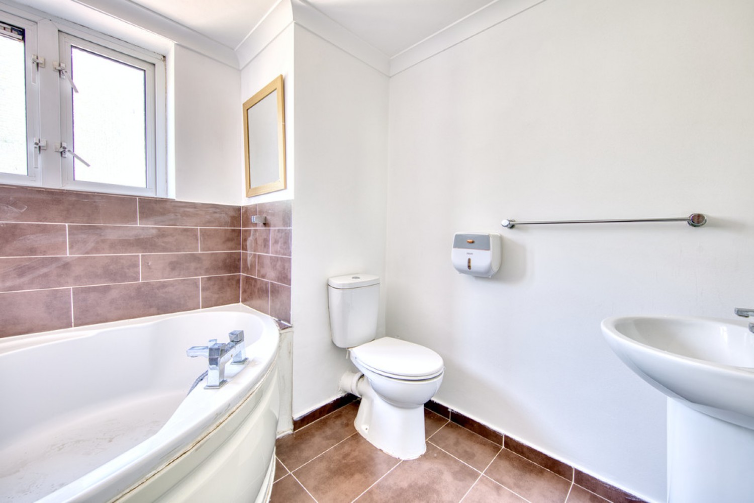 2 bedroom Flat for Sale Althorne Gardens, South Woodford