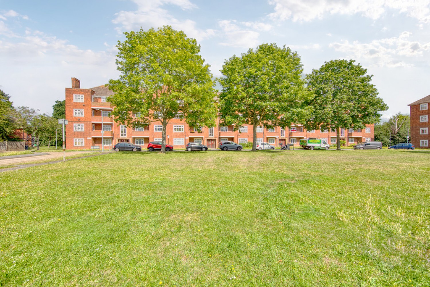 2 bedroom Flat for Sale Althorne Gardens, South Woodford