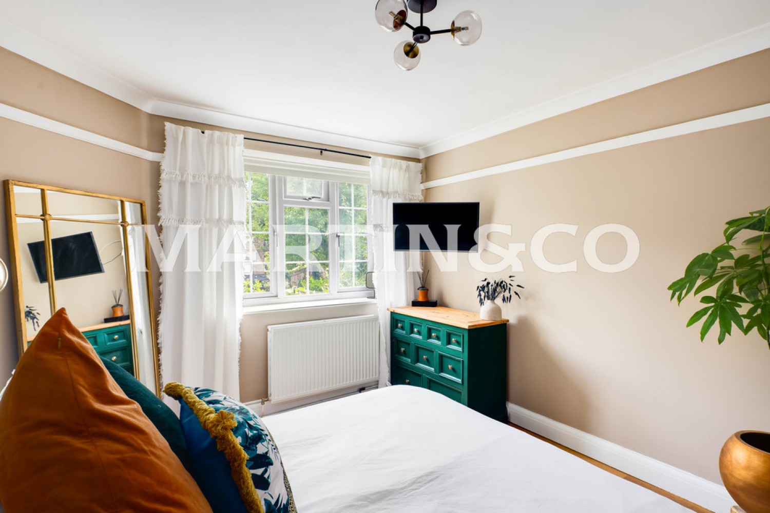 2 bedroom Flat for Sale Headley Chase