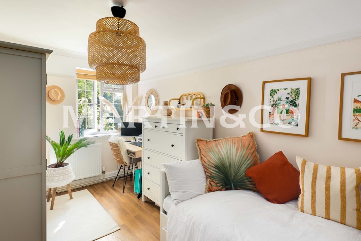 2 bedroom Flat for Sale Headley Chase
