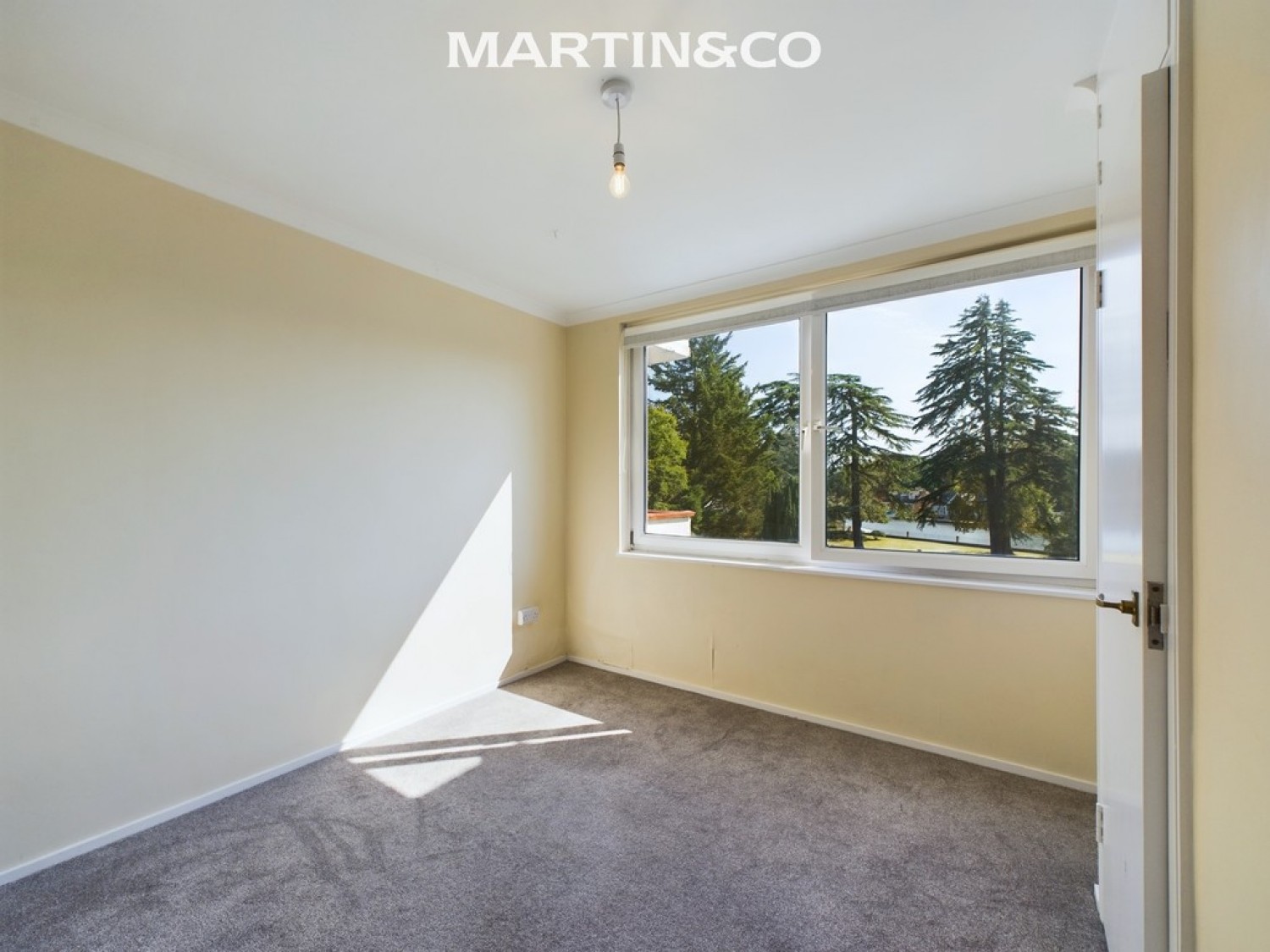 2 bedroom Flat for Letting Penton Hall Drive, Staines-upon-Thames