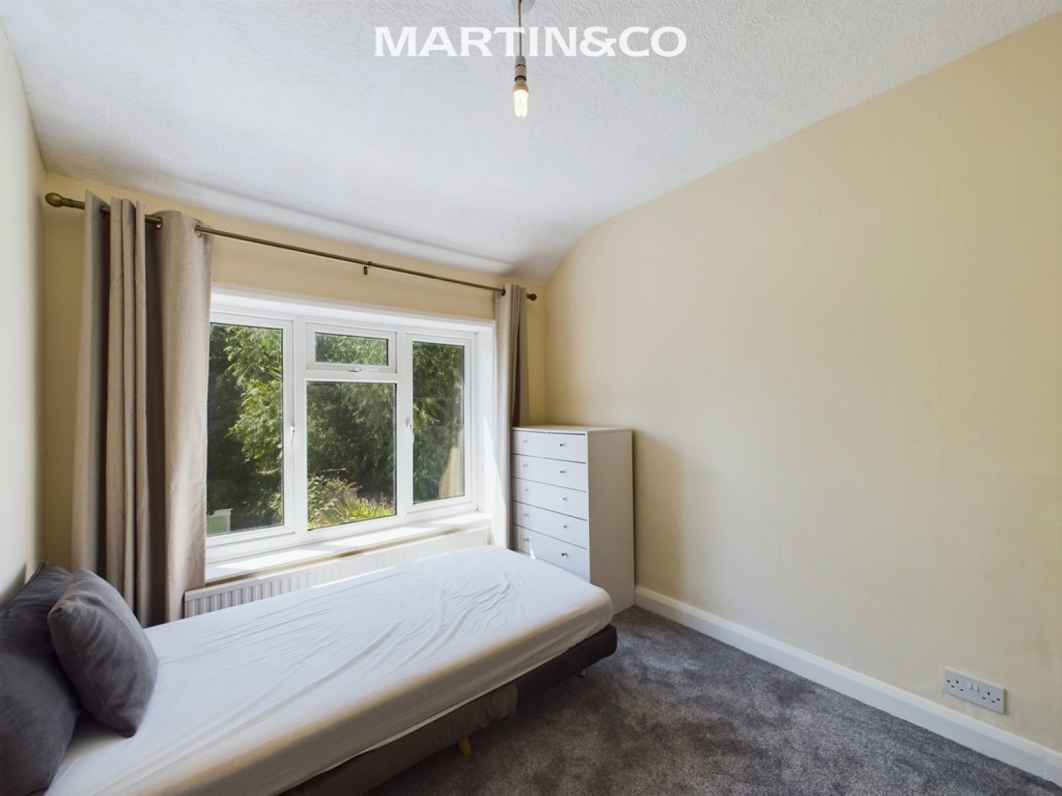 2 bedroom House for Letting Laurel Avenue, Englefield Green