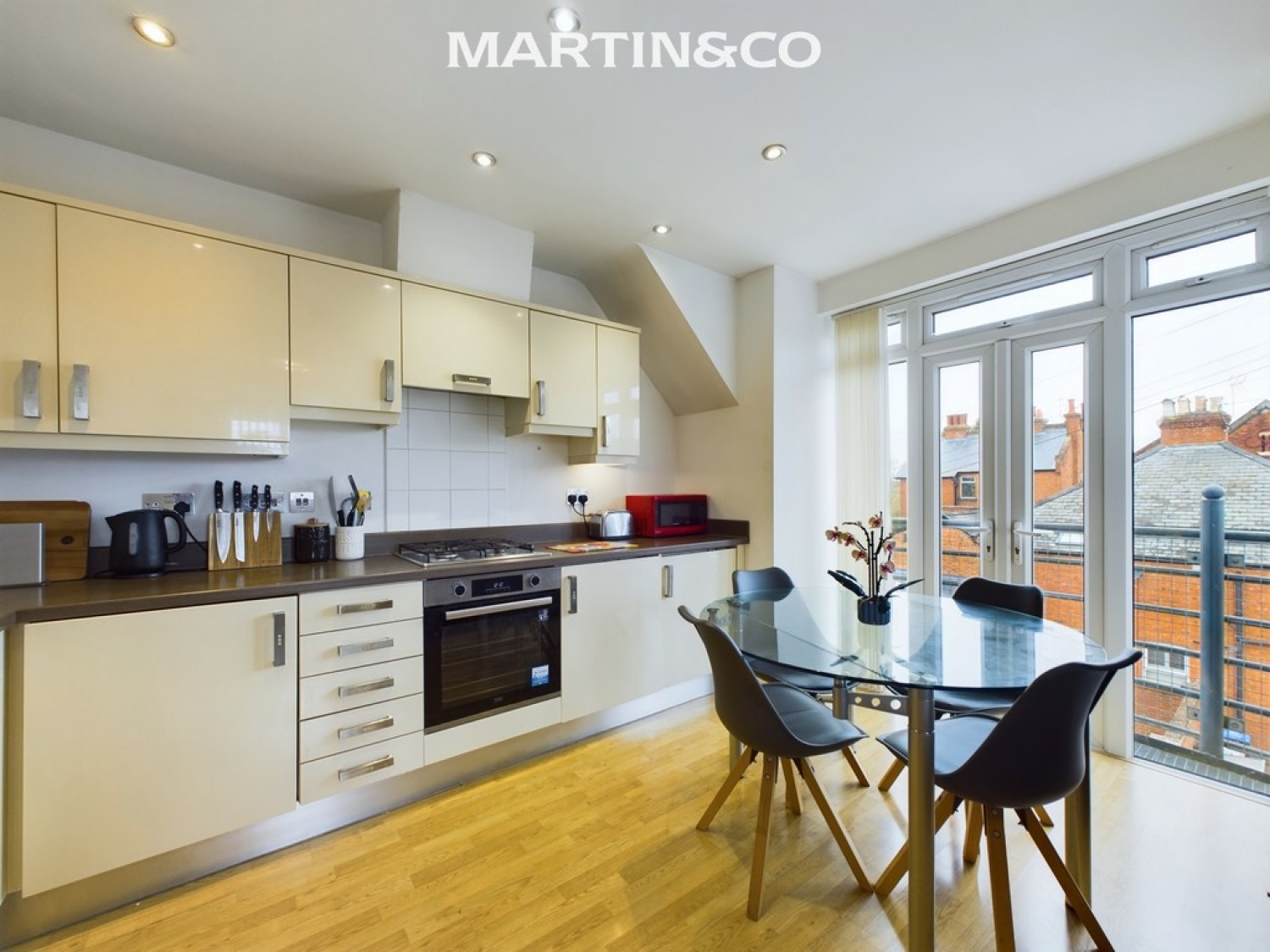 2 bedroom Flat for Letting Henley Court, Denham Road