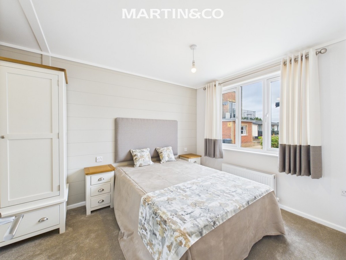 Thames Retreat, Chertsey Lane