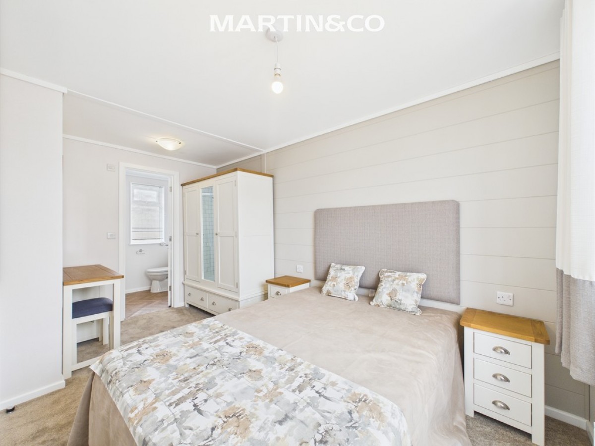 Thames Retreat, Chertsey Lane