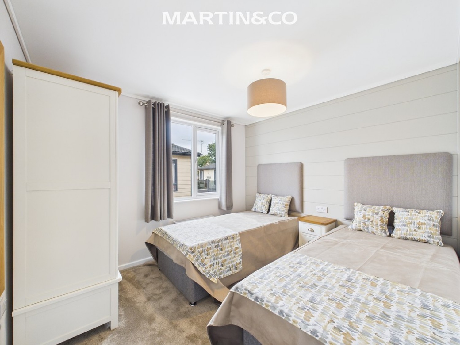 2 bedroom Bungalow in Thames Retreat, Chertsey Lane