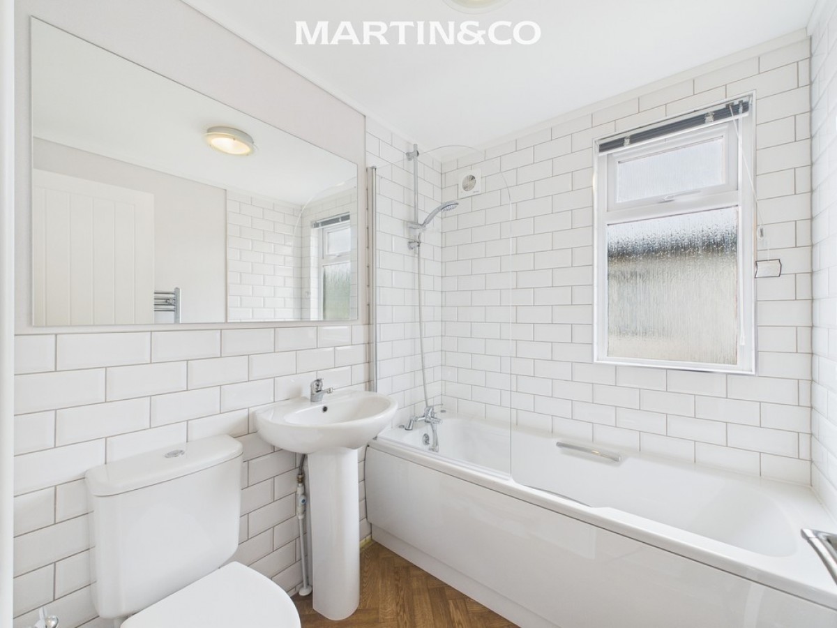 Thames Retreat, Chertsey Lane