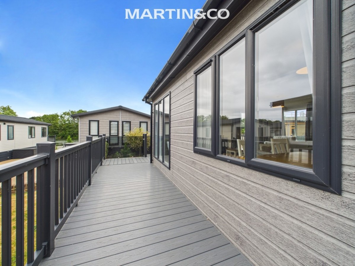 Thames Retreat, Chertsey Lane