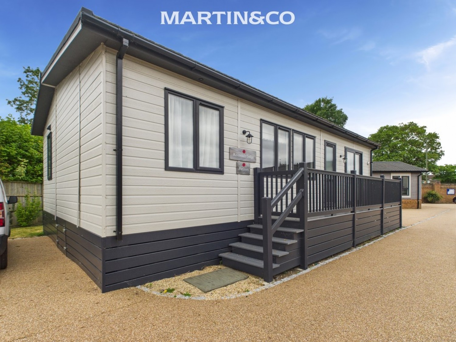 Thames Retreat, Chertsey Lane